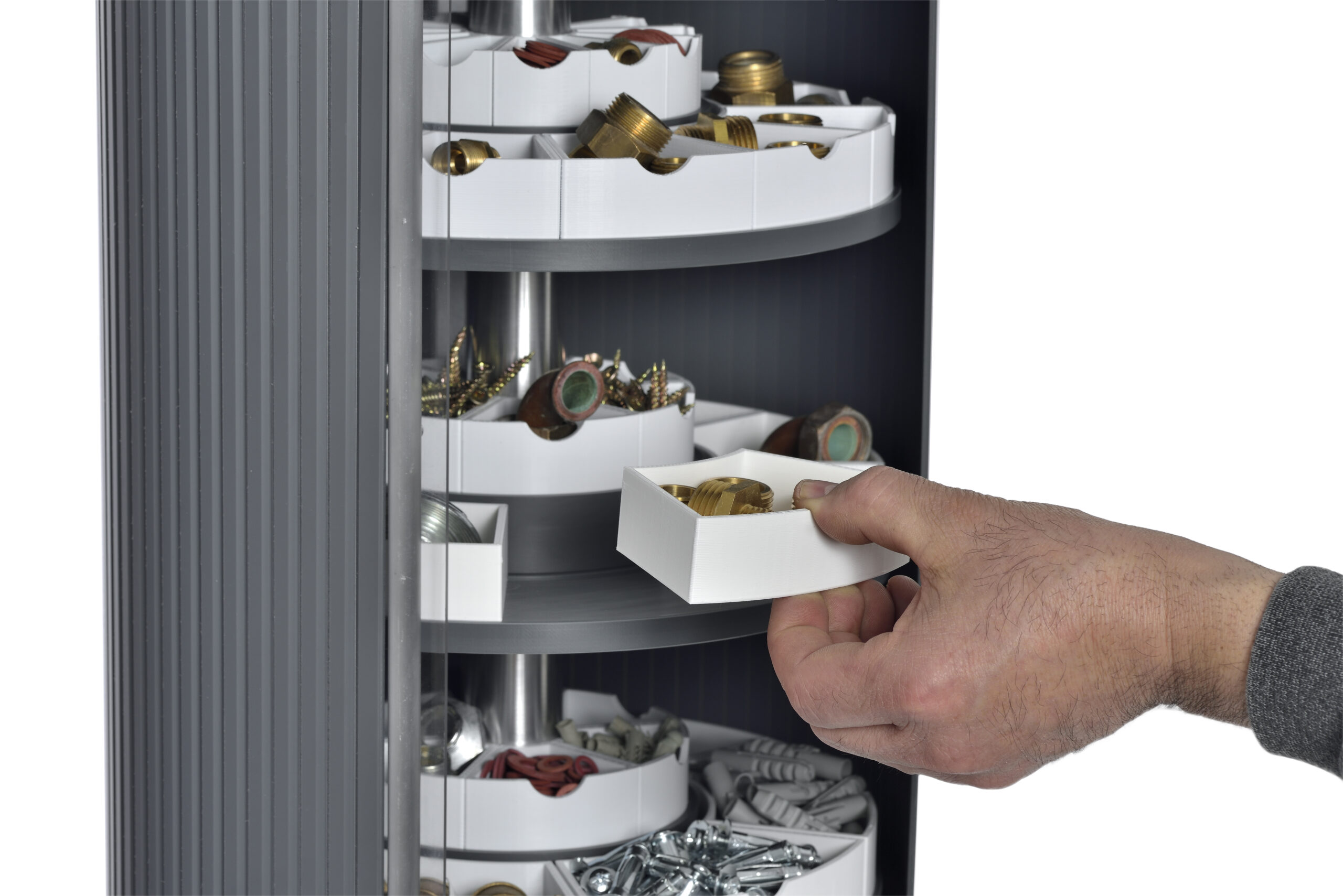 des petits outils dans un casier de rangement