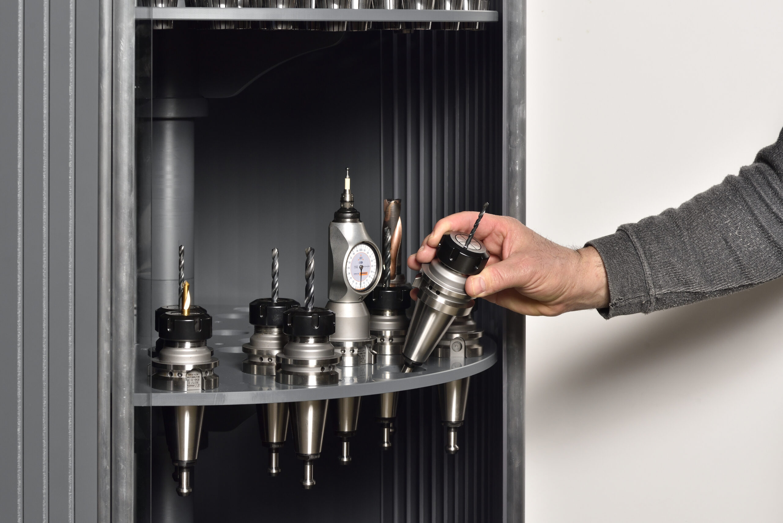 Outils d'industriels dans une armoire porte-outils